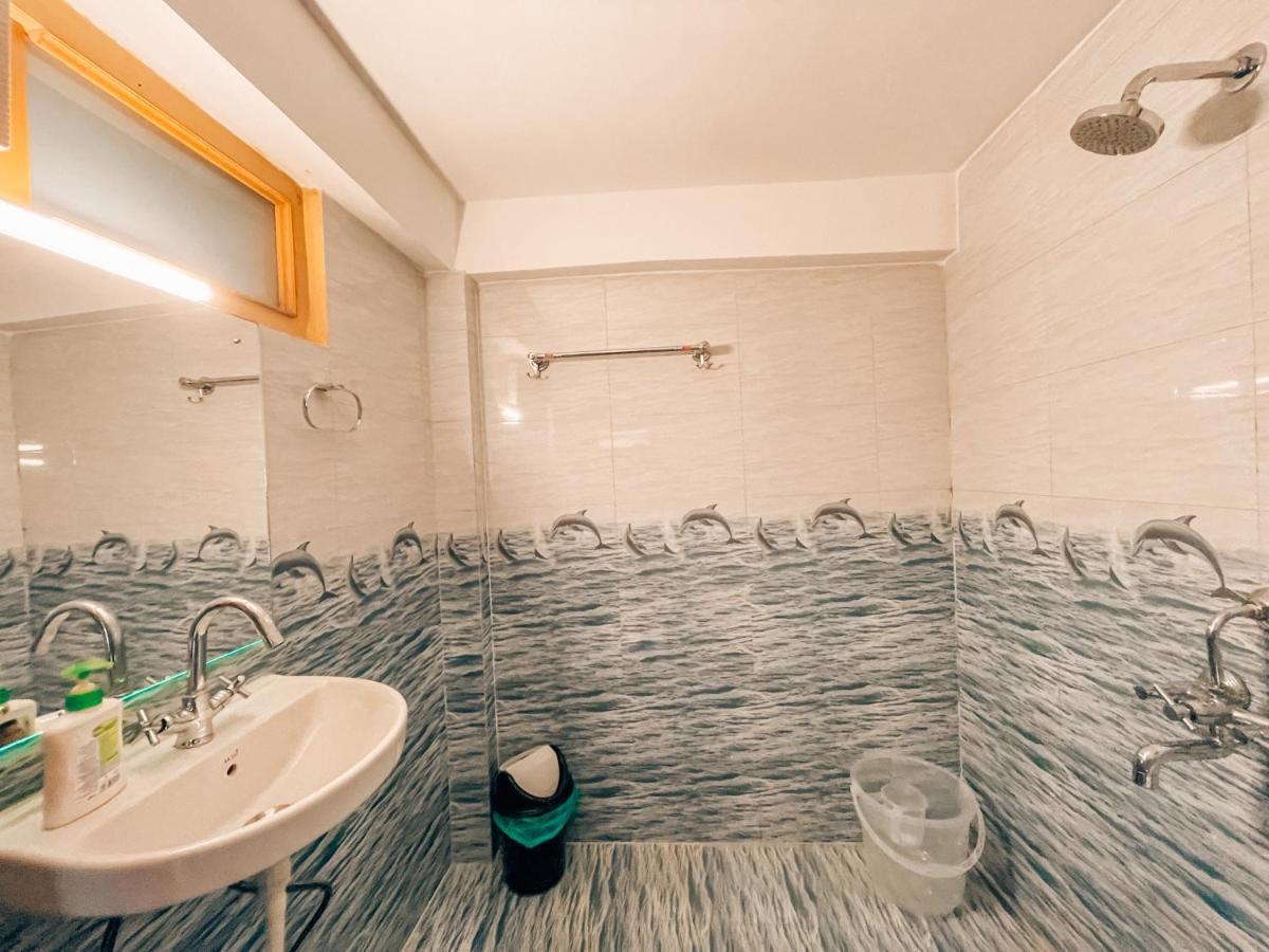 Madpackers Jibhi - Of Streamsides & Waterfalls Bagian luar foto