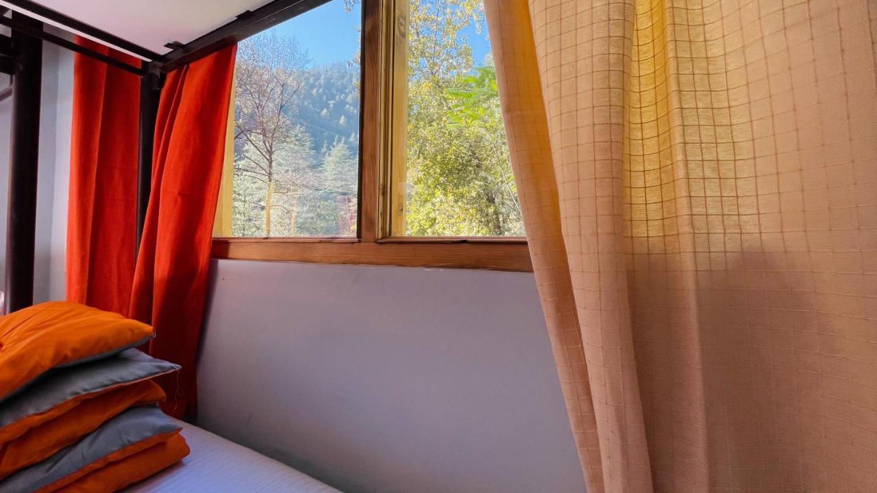 Madpackers Jibhi - Of Streamsides & Waterfalls Bagian luar foto